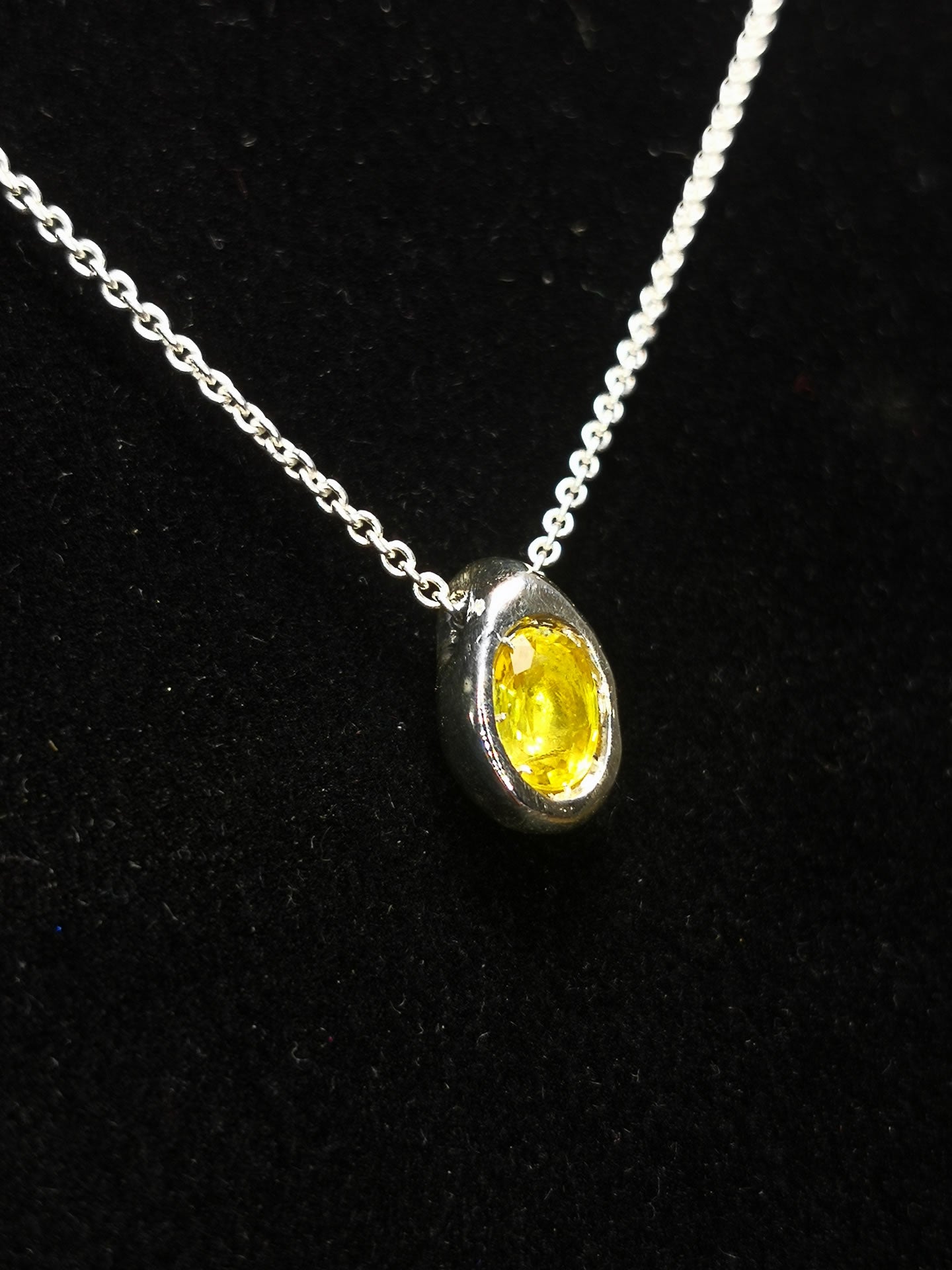 Ciottolo in Argento con Zaffiro Giallo Ovale
