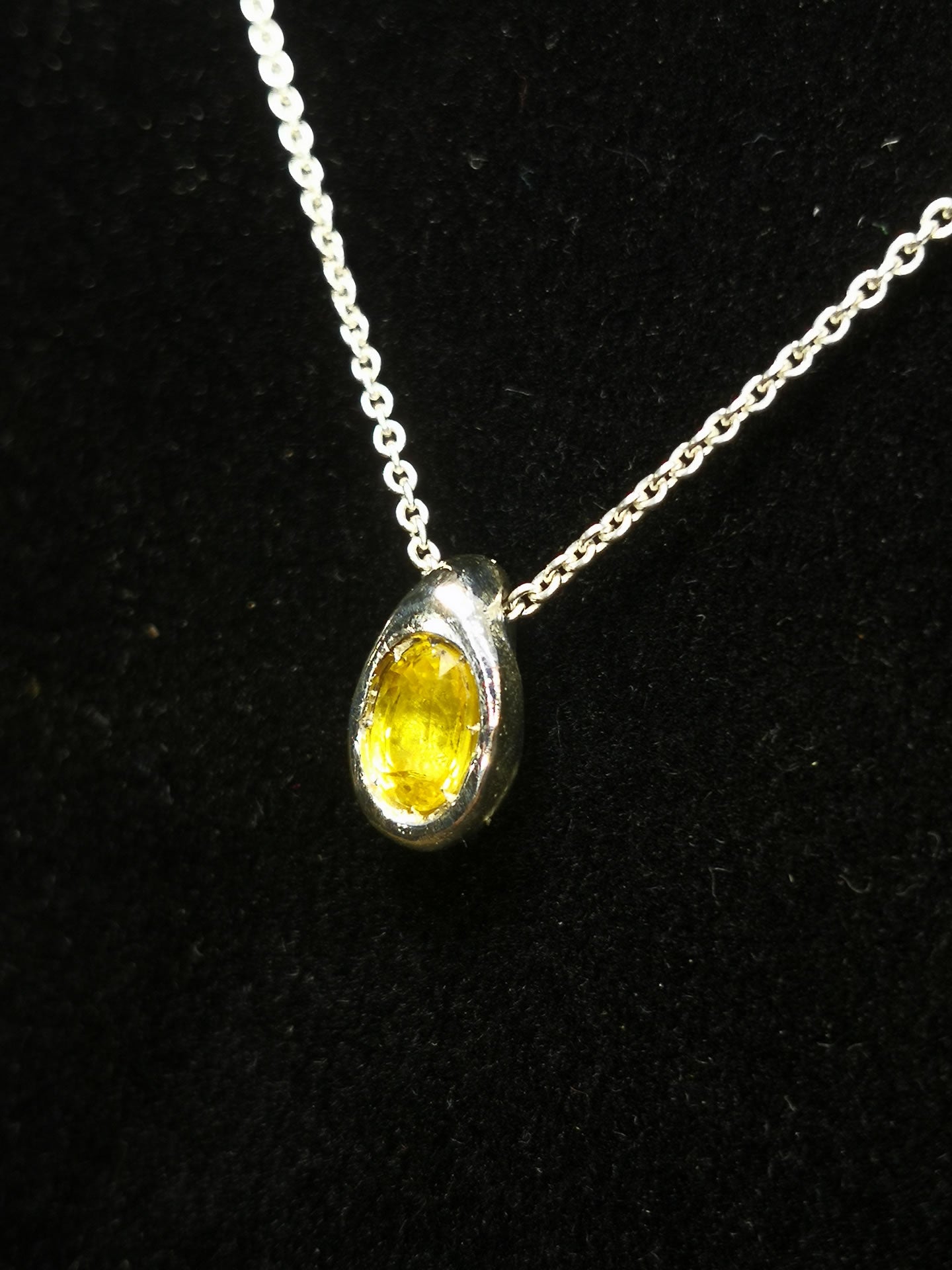Ciottolo in Argento con Zaffiro Giallo Ovale
