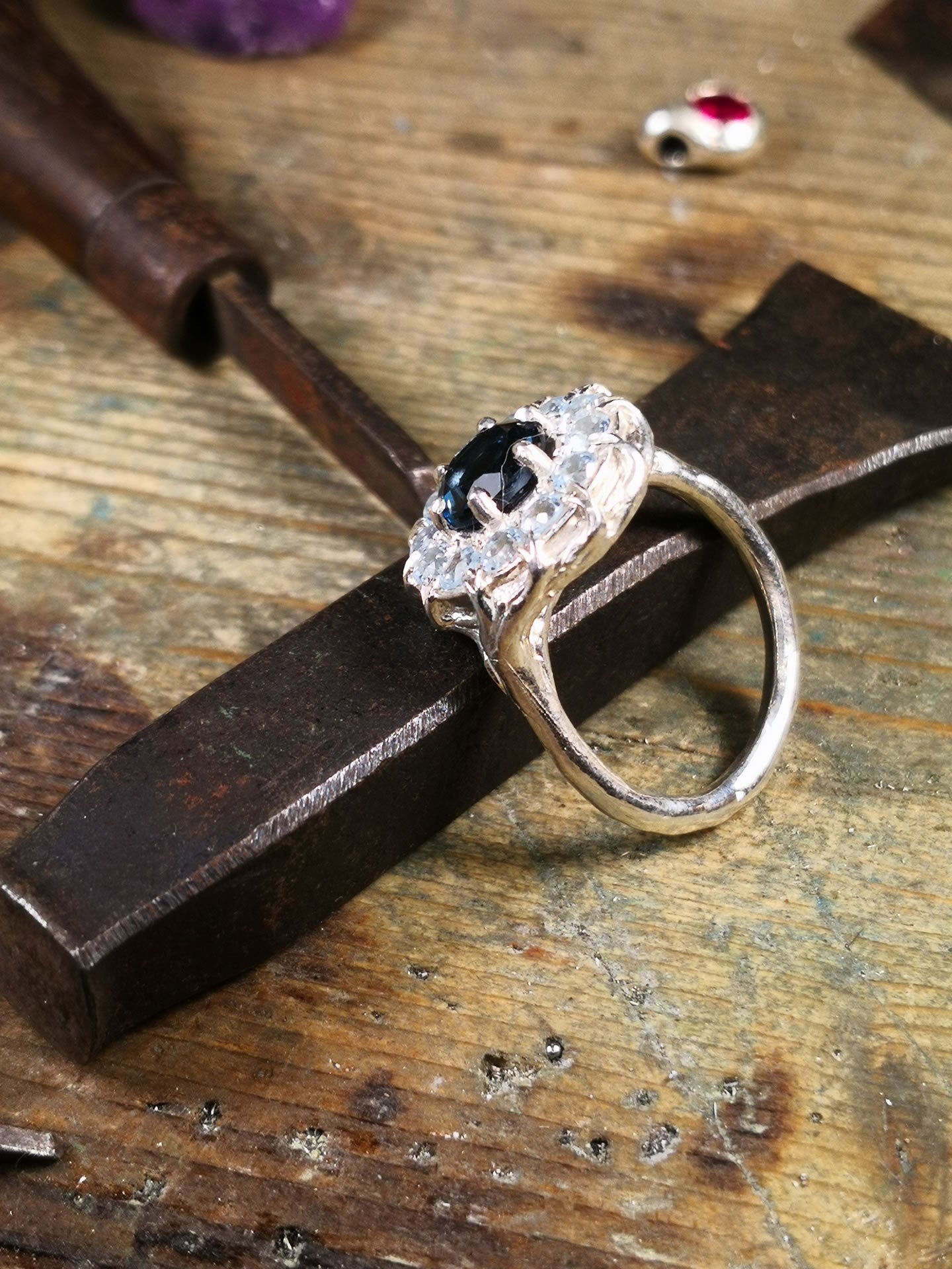 Anello "Halo" con Topazio London e Topazi Sky blue