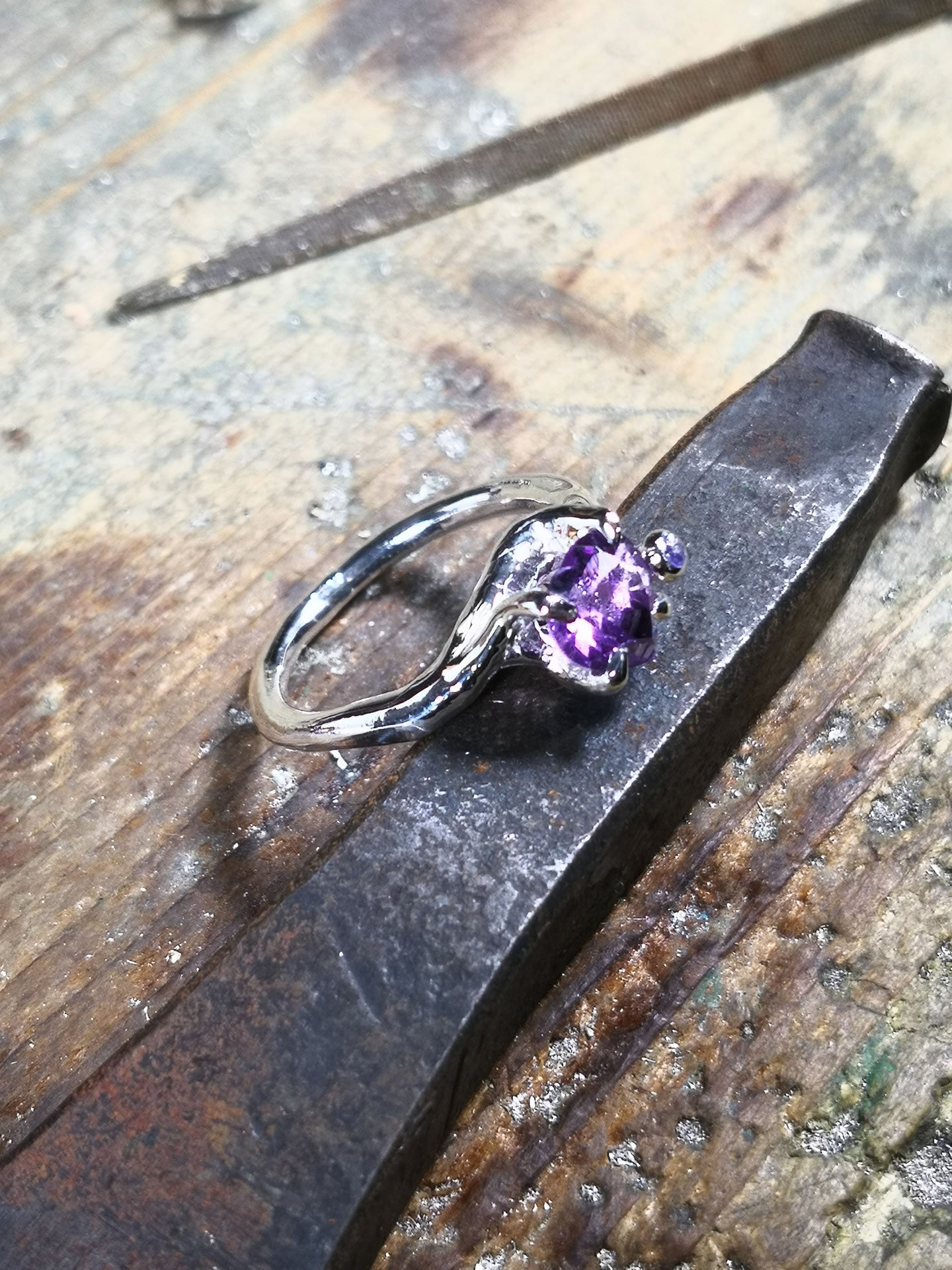 Solitario "Valentino" con Ametista taglio cuore e "Figlio" di Tanzanite