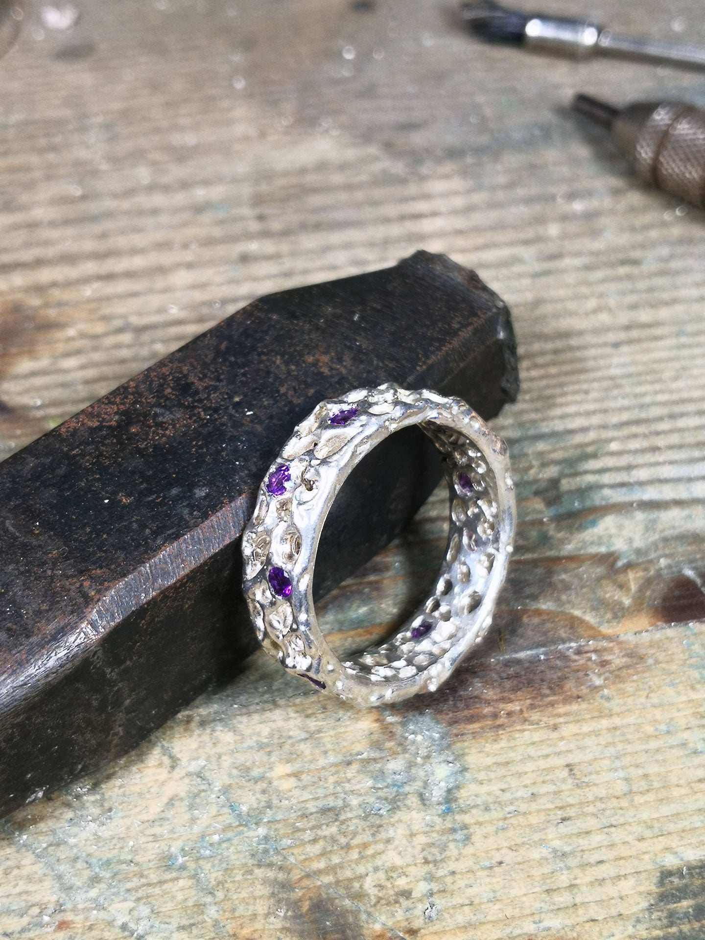 Bioband in Argento con Ametiste a giro