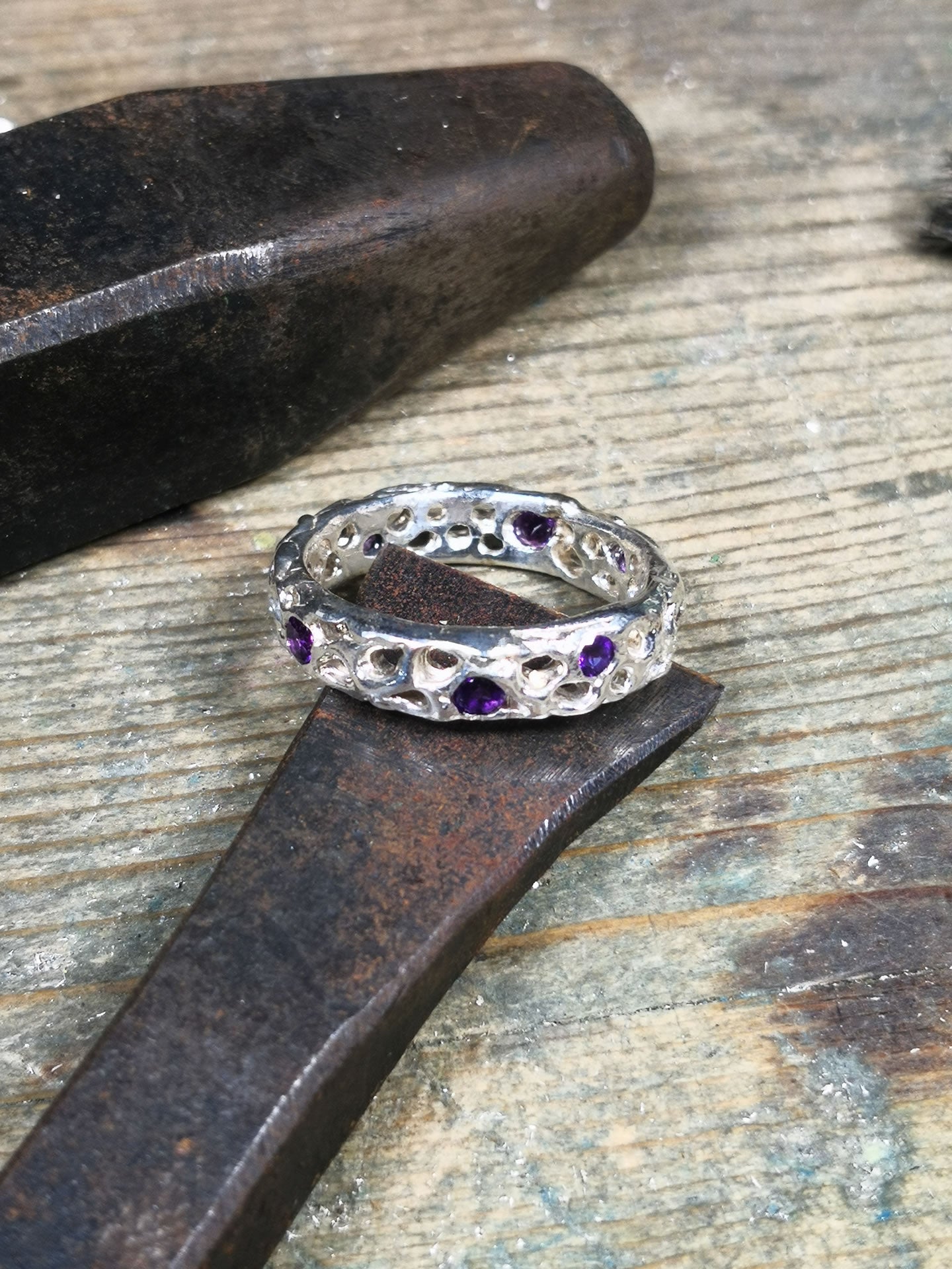 Bioband sottile in Argento con Ametiste a giro