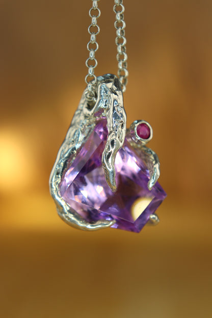 "Riflessi" ciondolo con Ametista tagliata a Mano e Rubino