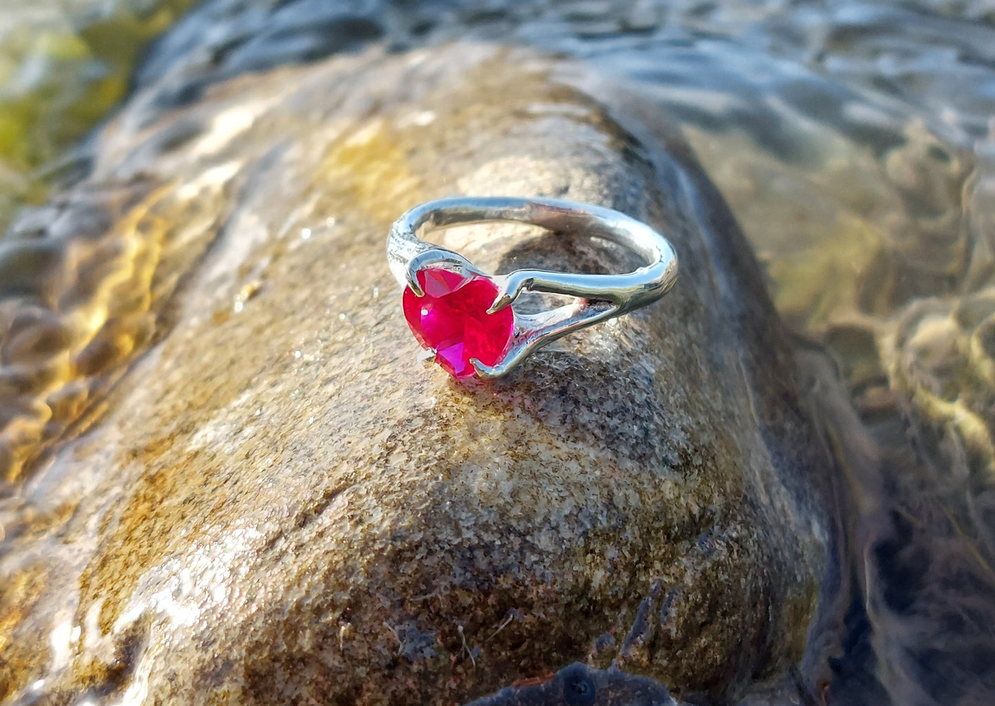 Solitario in argento con Rubino (sintetico) taglio cuore