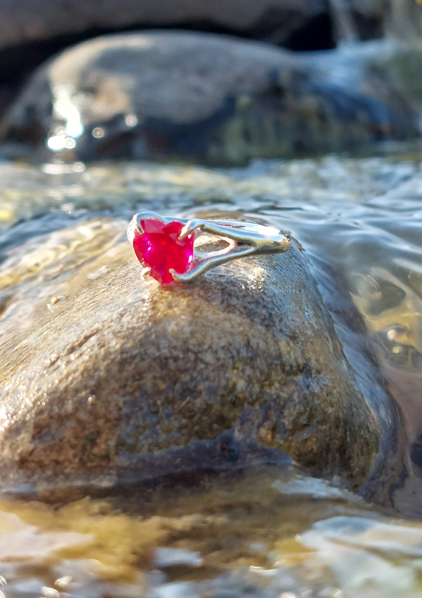 Solitario in argento con Rubino (sintetico) taglio cuore
