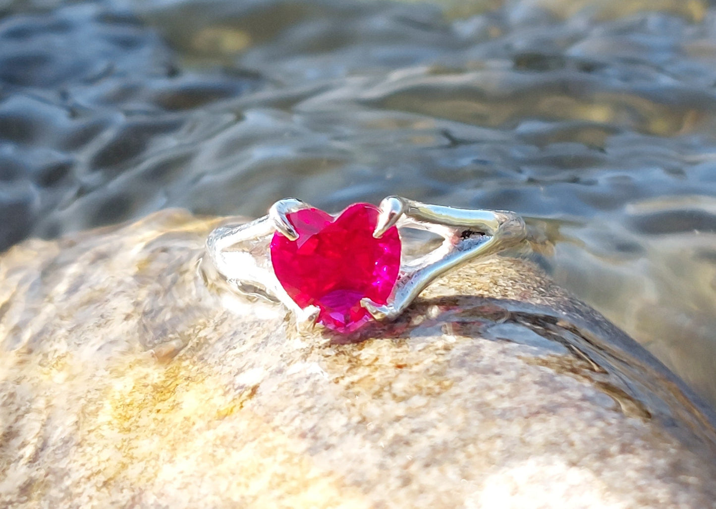 Solitario in argento con Rubino (sintetico) taglio cuore