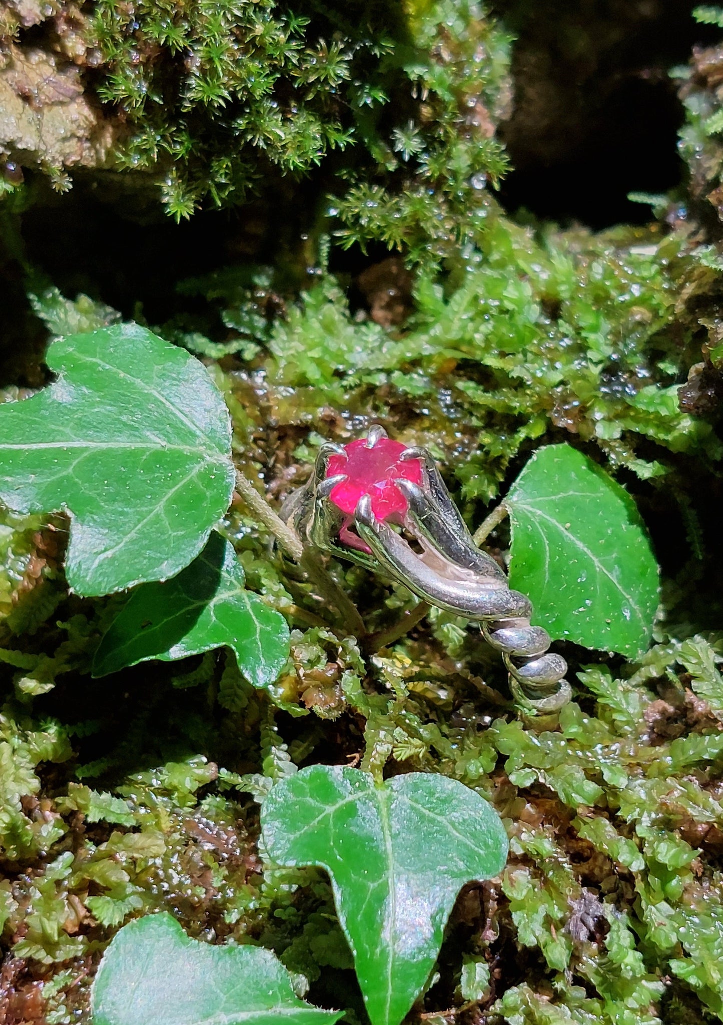 Torchon "Rampicante" in Argento con Rubino taglio rotondo