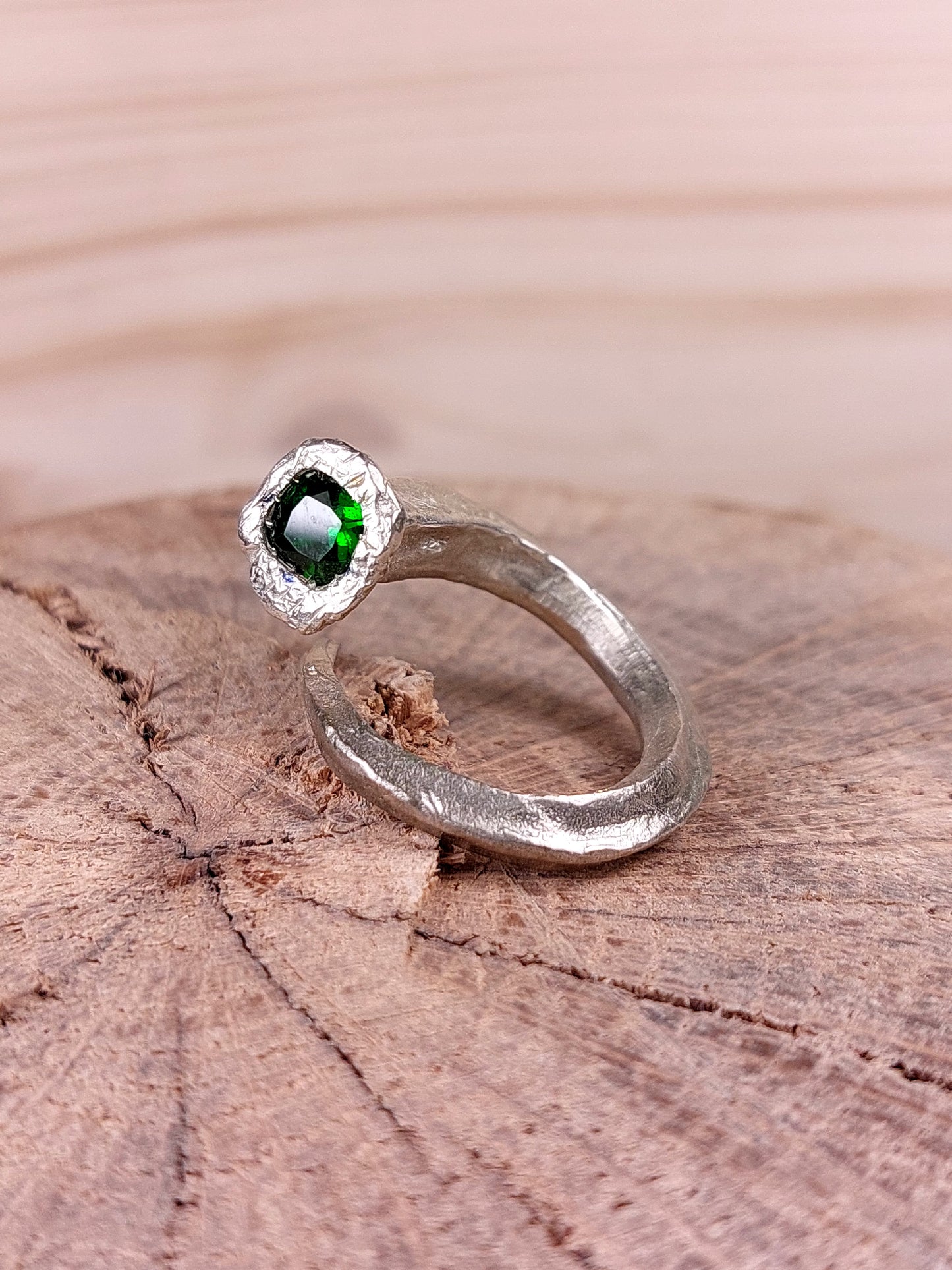 Anello "Chiodo Antico" Con Diopside Verde Taglio Cuscino