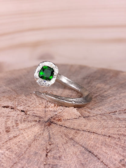 Anello "Chiodo Antico" Con Diopside Verde Taglio Cuscino