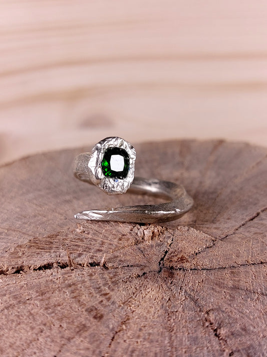 Anello "Chiodo Antico" Con Diopside Verde Taglio Cuscino