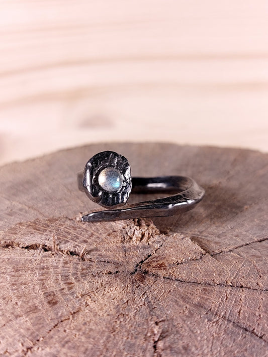 Anello "Chiodo Antico" in Argento con Labradorite Cabochon e Bagno in Rodio Grigio