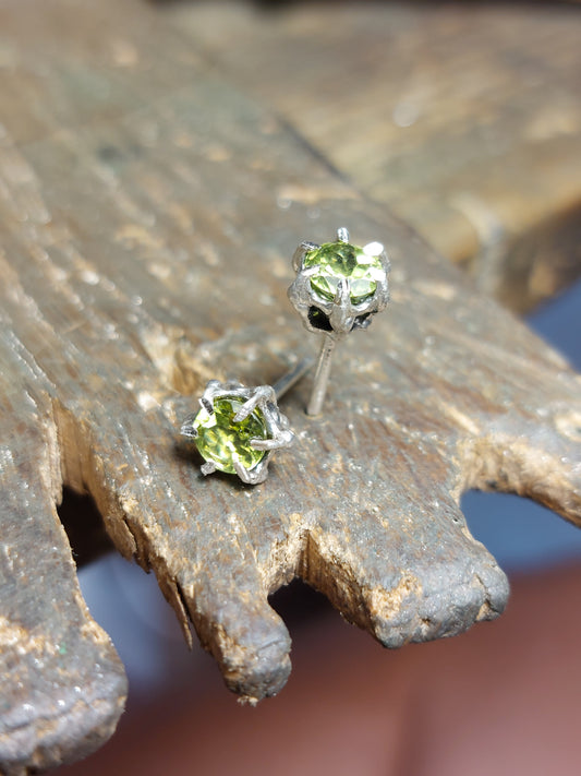 Orecchino "Granelli" con Peridoto - Sfaccettato Tondo - 5mm