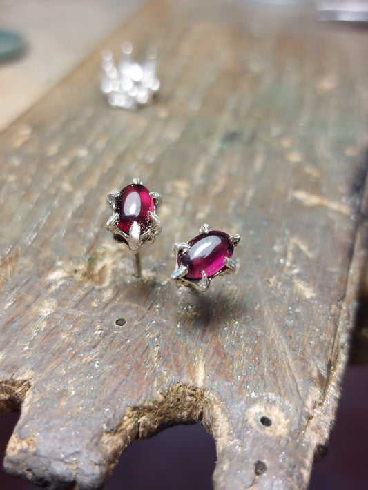 Orecchino "Granelli" con Granato - Cabochon Ovale - 6x4mm