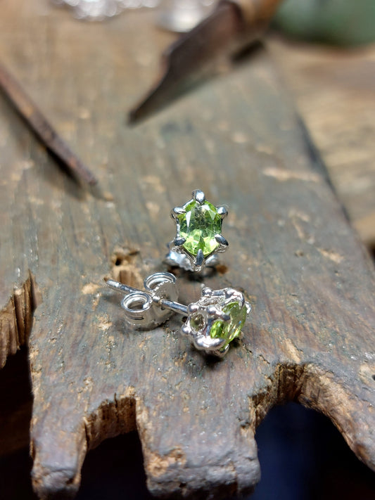 Orecchino "Granelli" con Peridoto - Sfaccettato Ovale - 6x4mm