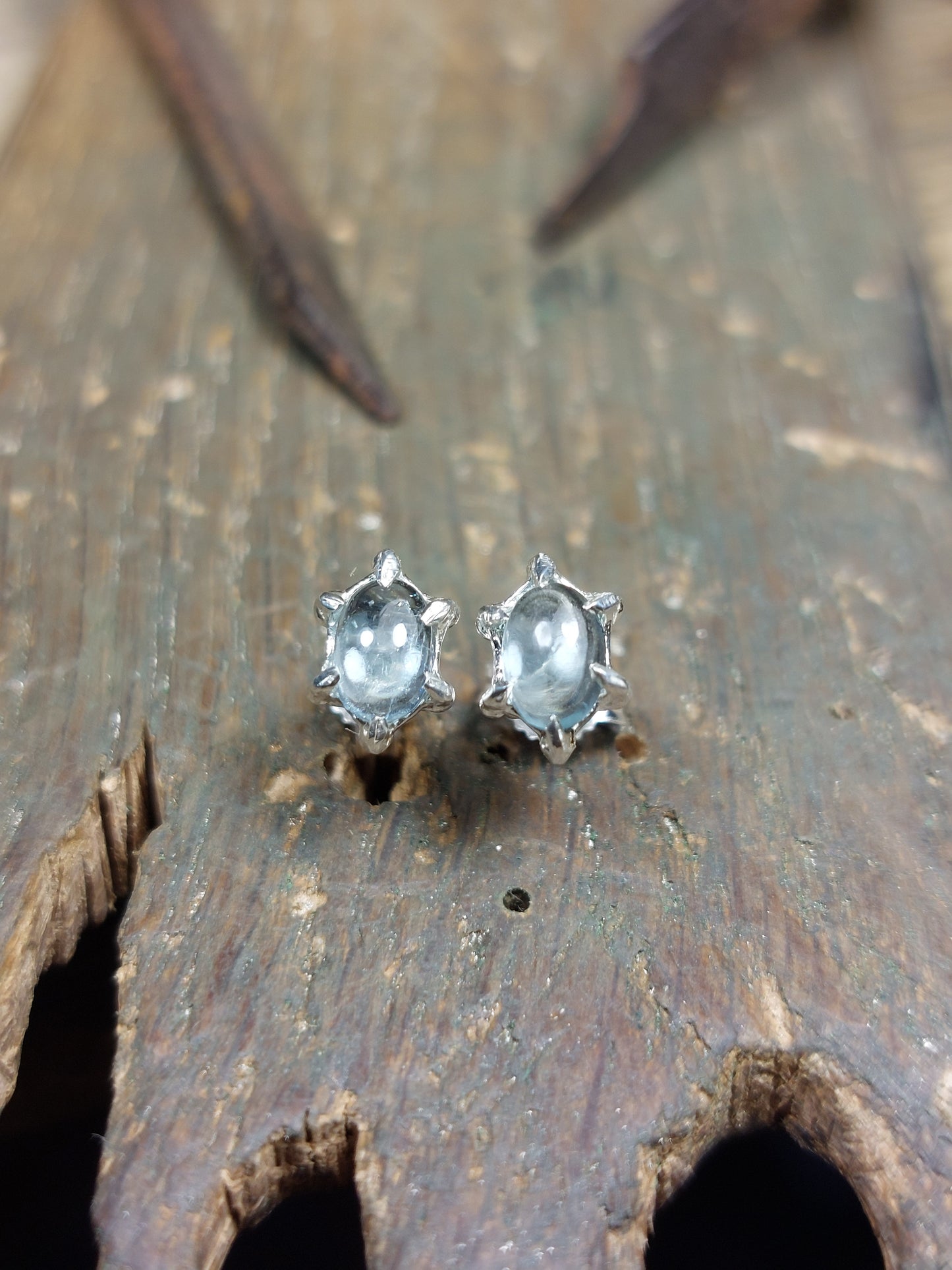 Orecchino "Granelli" con Acquamarina - Cabochon Ovale - 6x4mm
