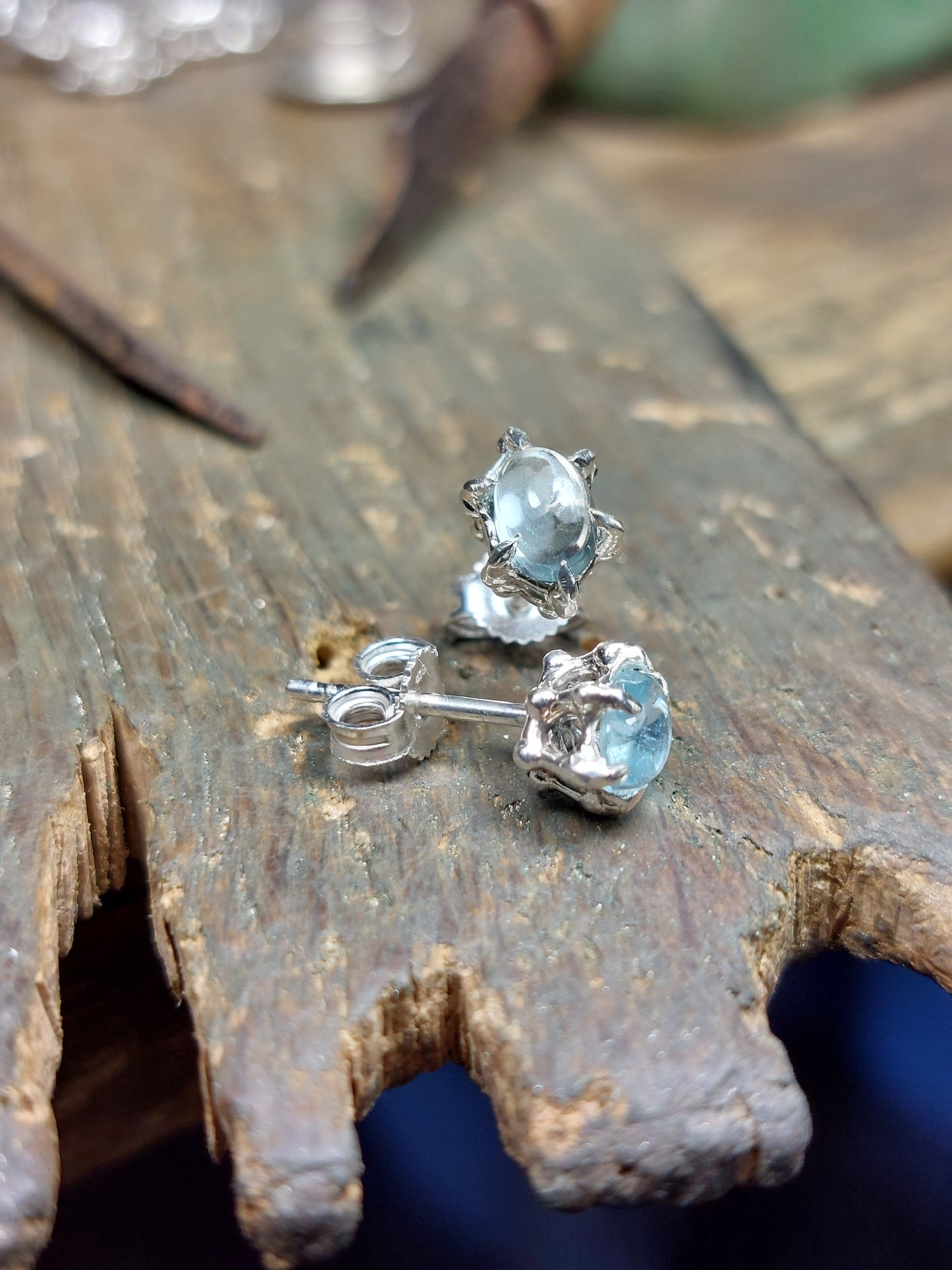 Orecchino "Granelli" con Acquamarina - Cabochon Ovale - 6x4mm