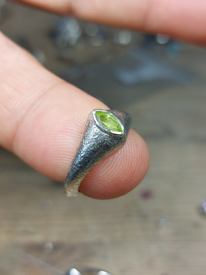 Anello a Sigillo con Peridoto Marquise