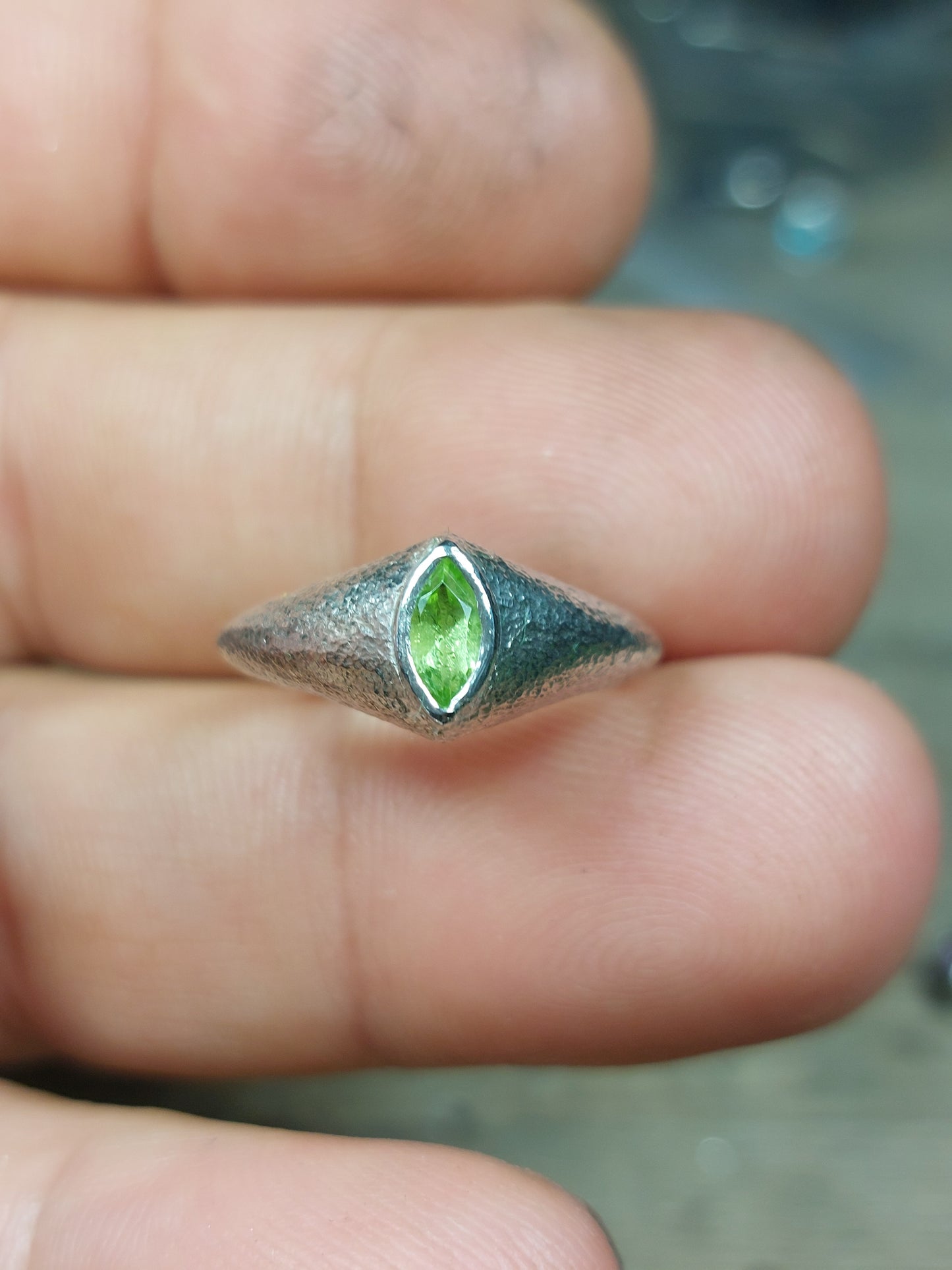 Anello a Sigillo con Peridoto Marquise