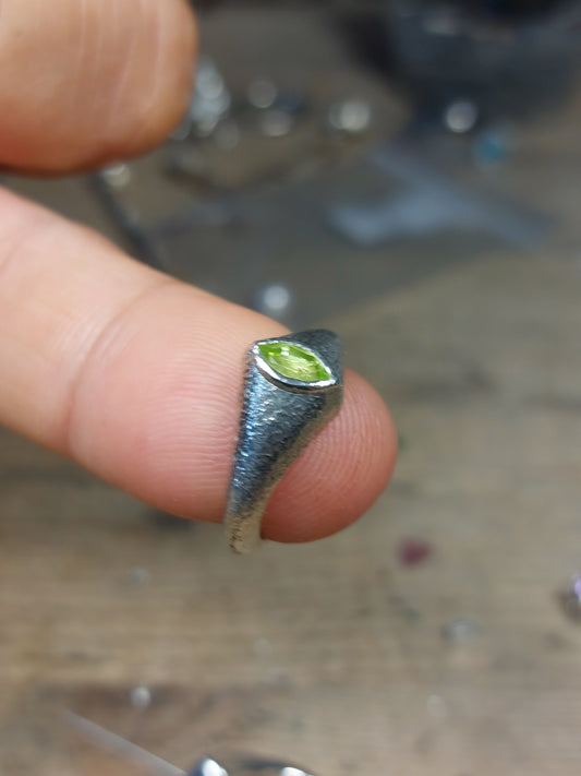 Anello a Sigillo con Peridoto Marquise