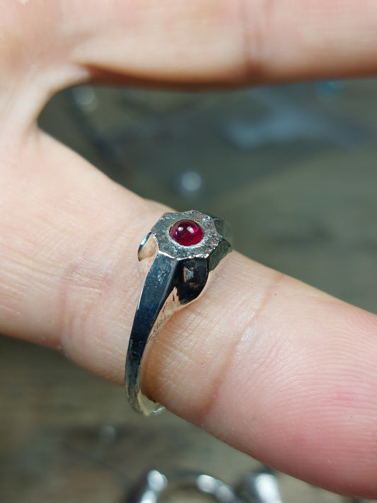 Anello a Sigillo con Rubino Cabochon