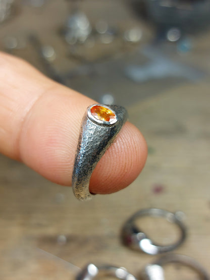 Anello a Sigillo con Zaffiro Arancio