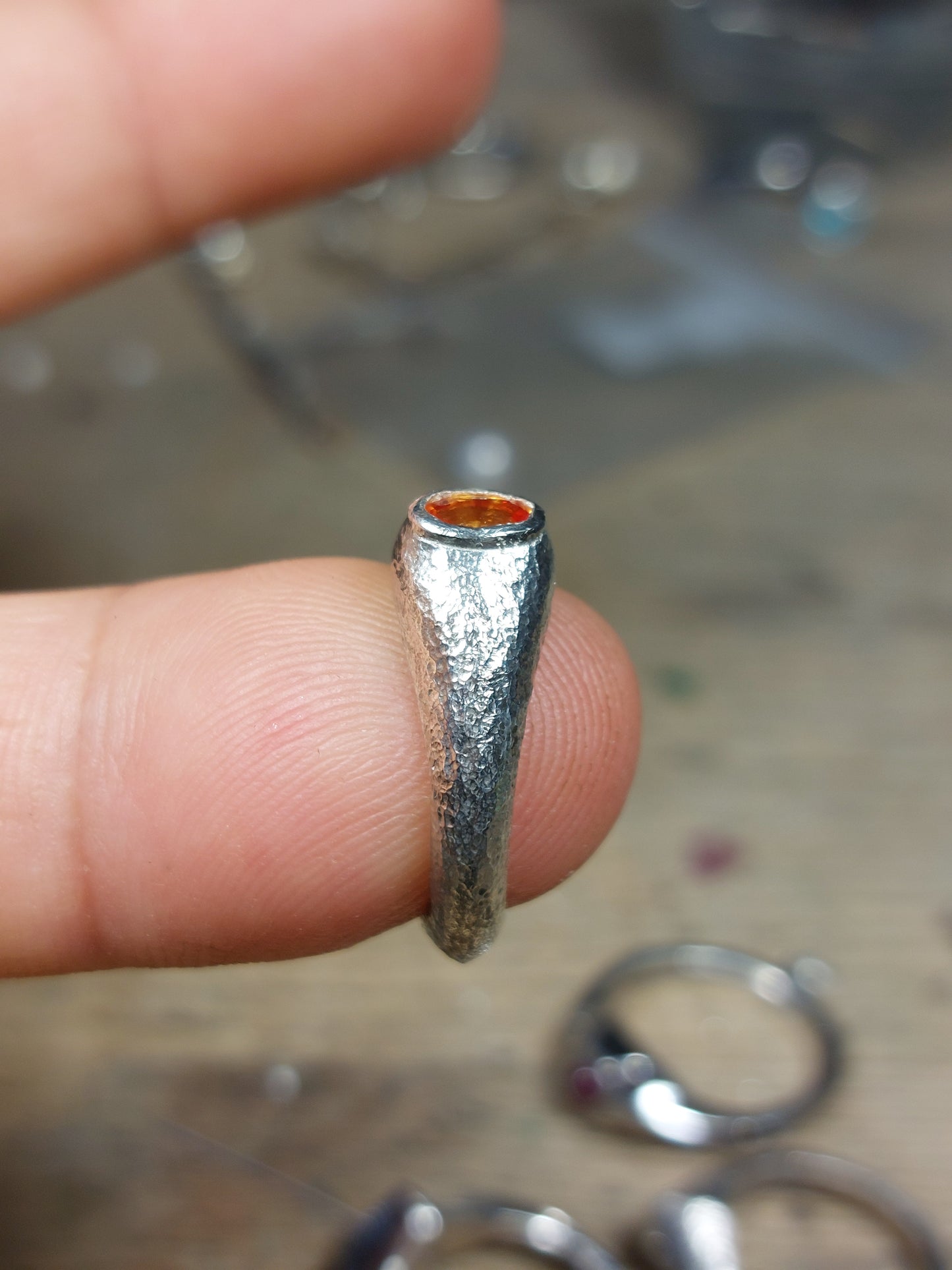 Anello a Sigillo con Zaffiro Arancio