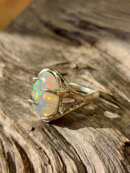 Anello in argento con Opale Etiope Cabochon – Radici d’Argento