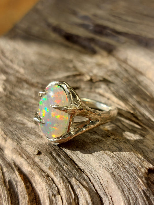 Anello in argento con Opale Etiope Cabochon – Radici d’Argento