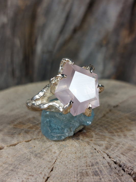 Anello in argento con Quarzo Rosa – Radici d’Argento