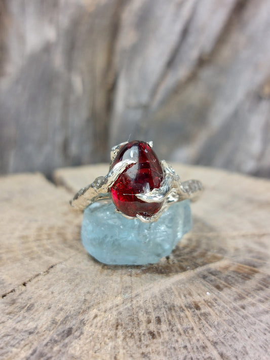 Anello in argento con Granato Rosso Fuoco – Radici d’Argento
