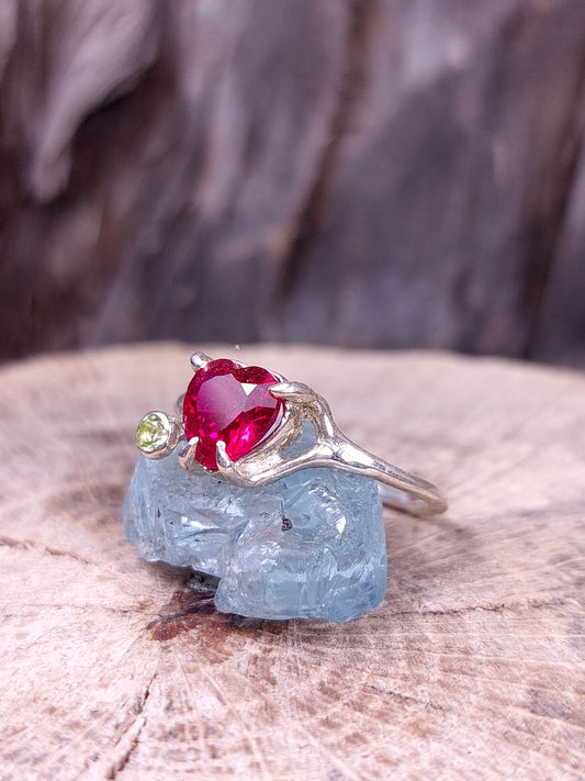 Anello “Cuore di Mamma” con Rubino Sintetico  e "Figlio" di peridoto