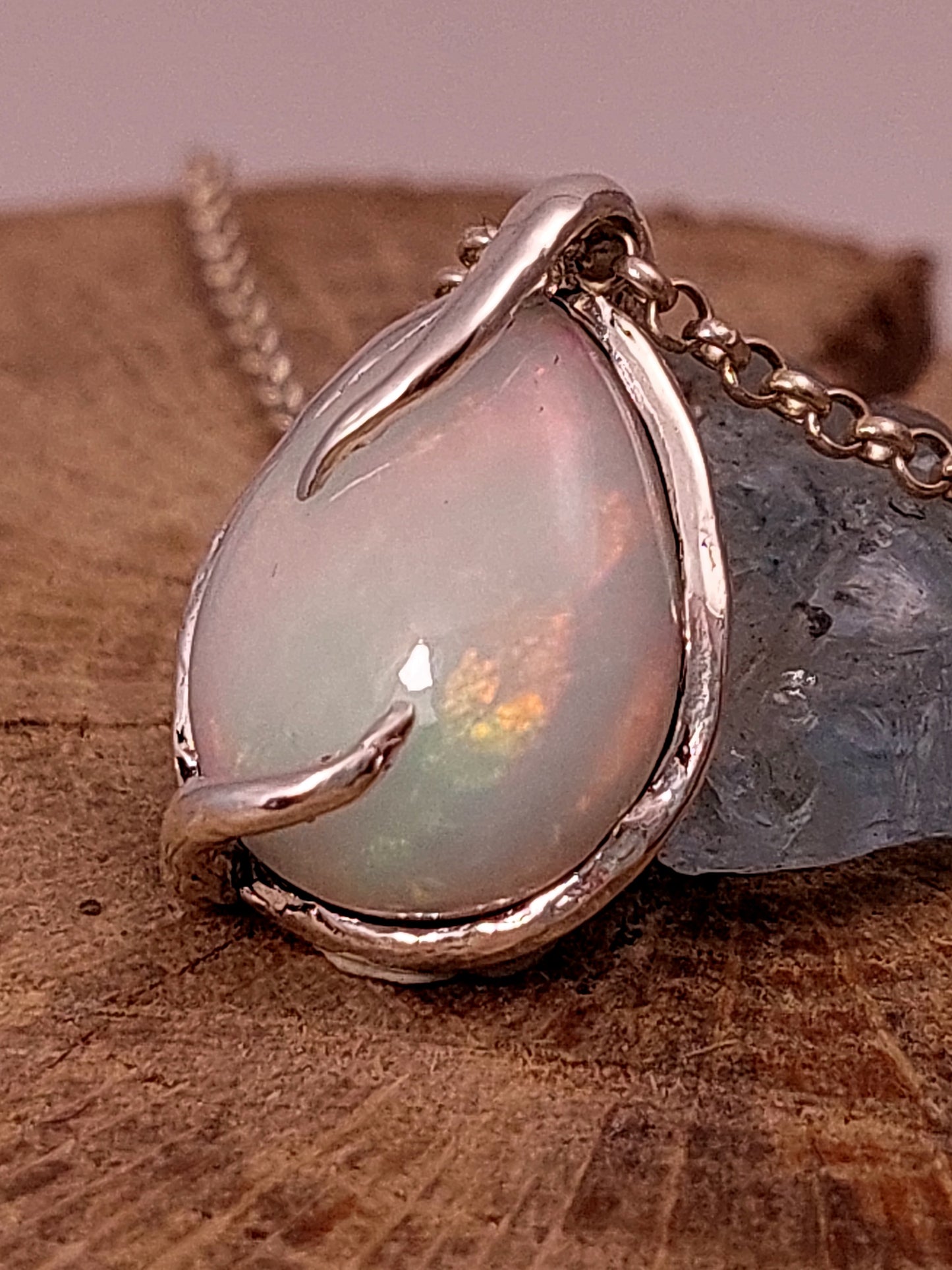 Ciondolo "Radici" con opale etiope a goccia