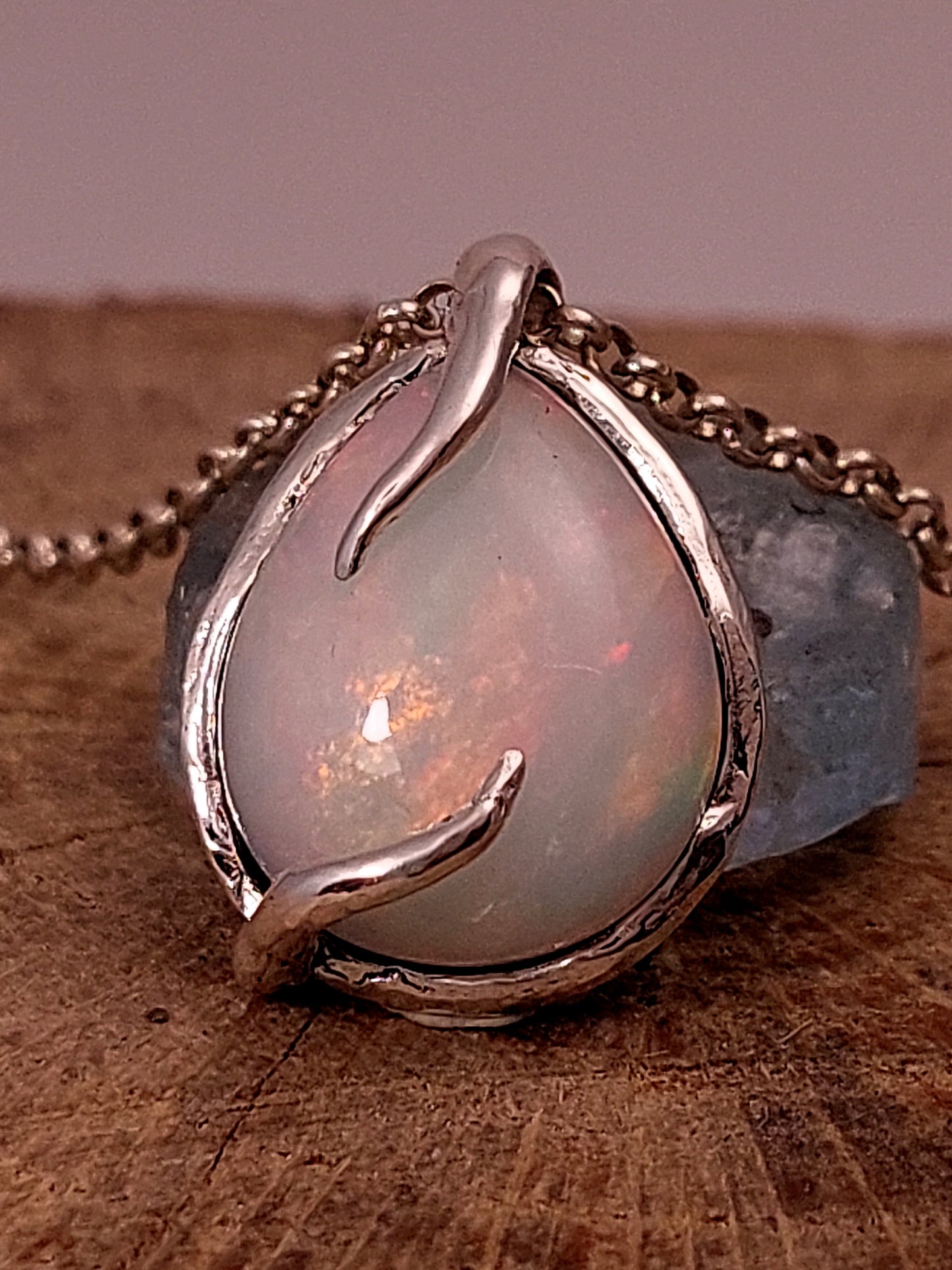 Ciondolo "Radici" con opale etiope a goccia