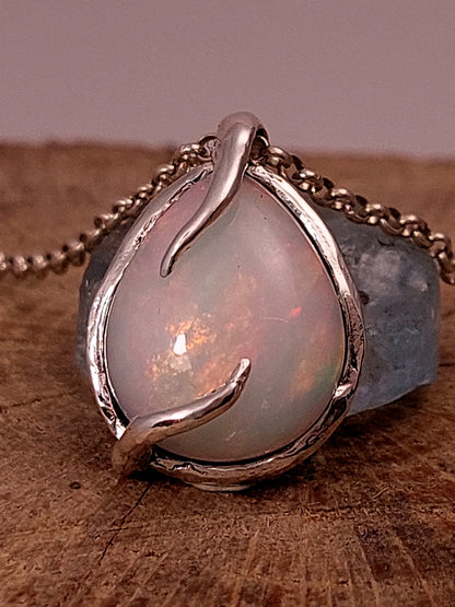 Ciondolo "Radici" con opale etiope a goccia