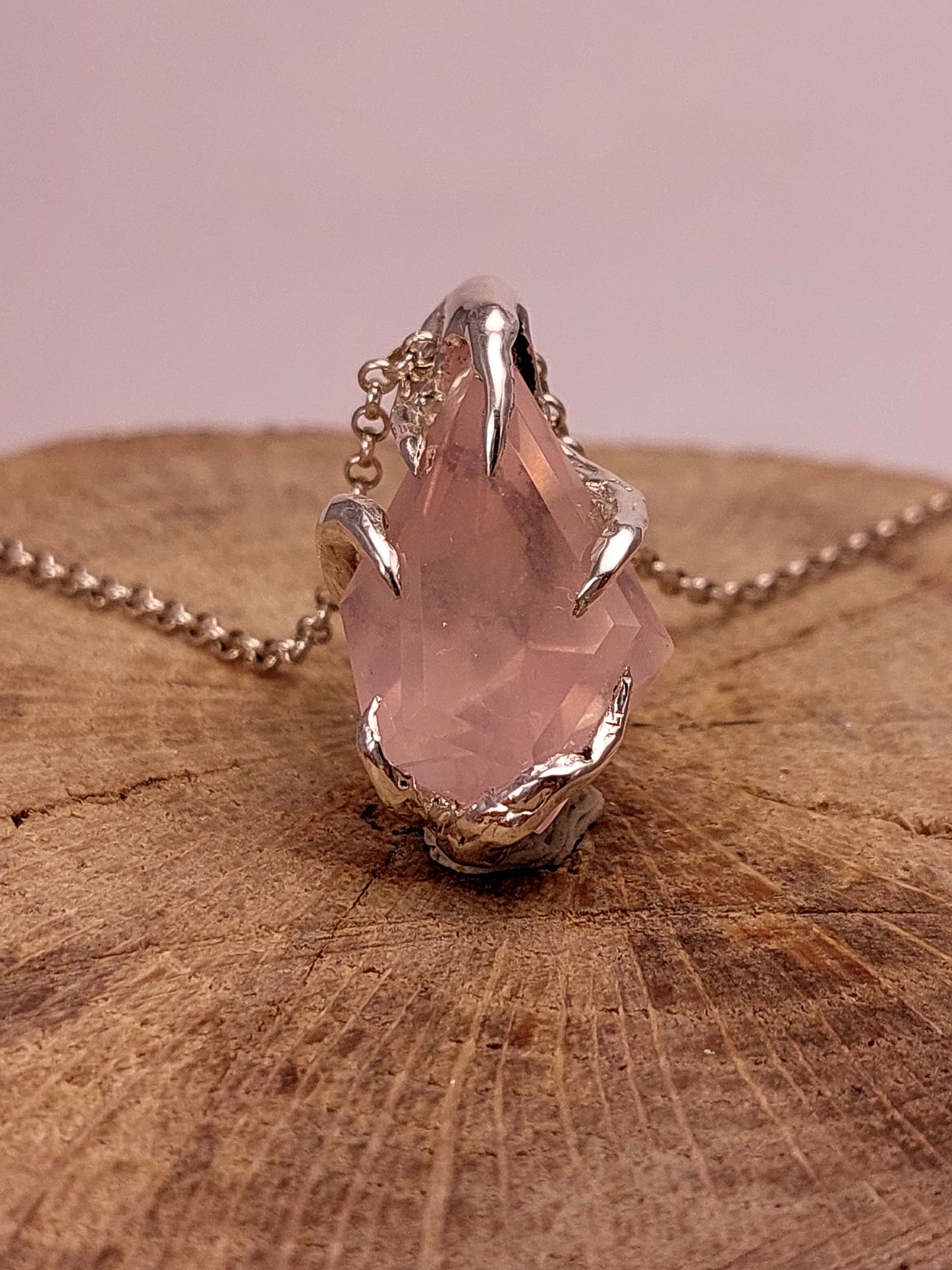 "Riflessi" ciondolo con Quarzo Rosa tagliato a Mano