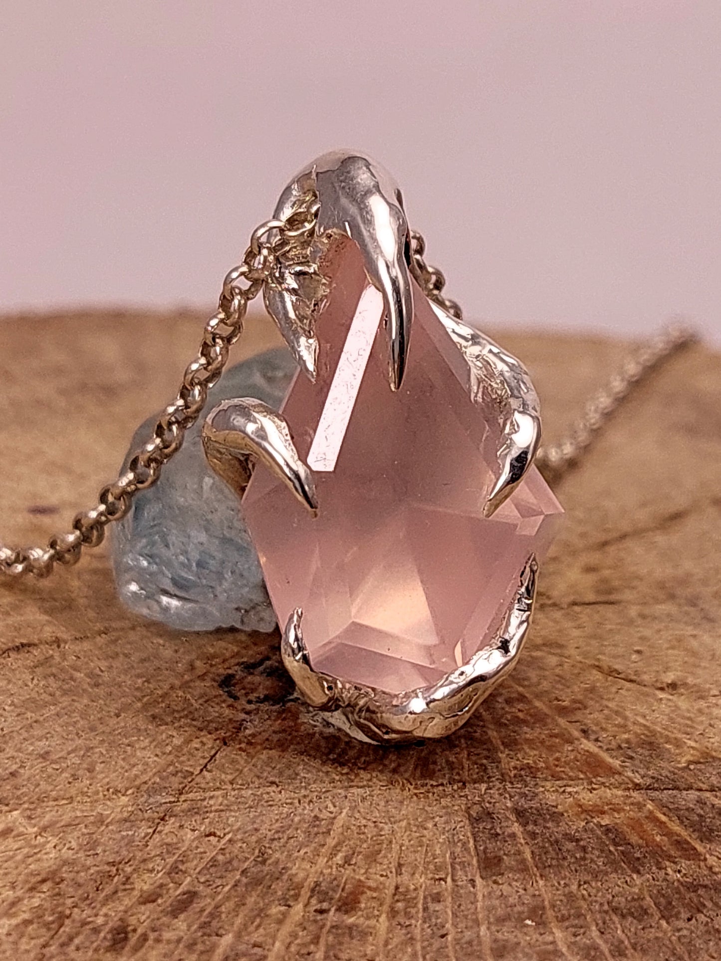 "Riflessi" ciondolo con Quarzo Rosa tagliato a Mano