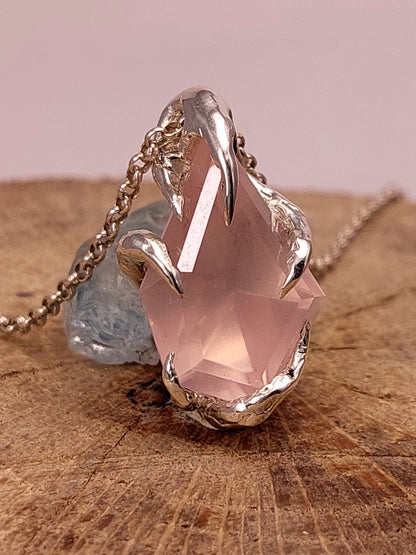 "Riflessi" ciondolo con Quarzo Rosa tagliato a Mano