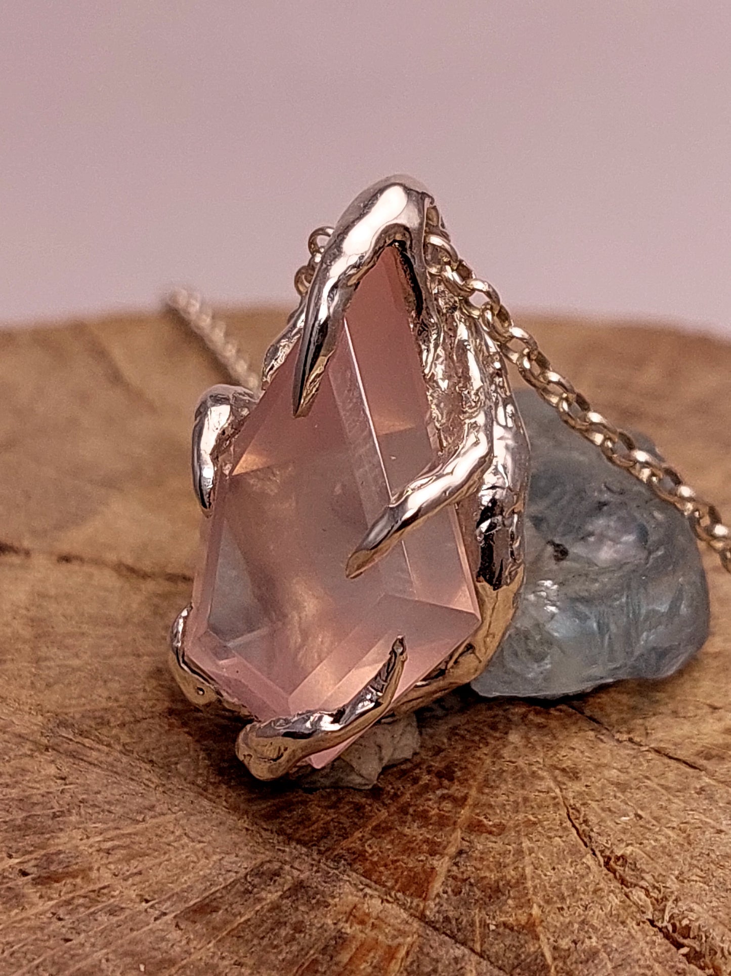 "Riflessi" ciondolo con Quarzo Rosa tagliato a Mano