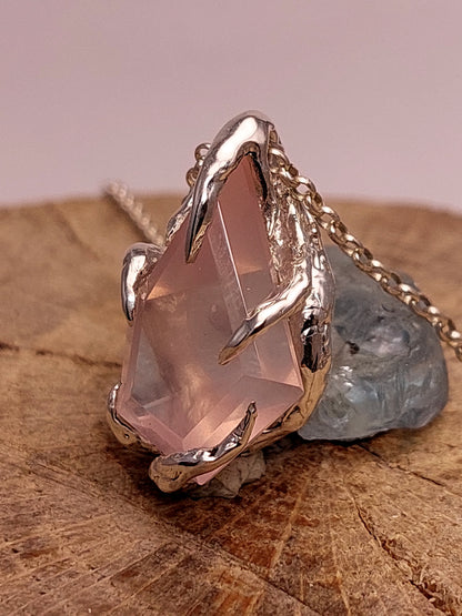 "Riflessi" ciondolo con Quarzo Rosa tagliato a Mano
