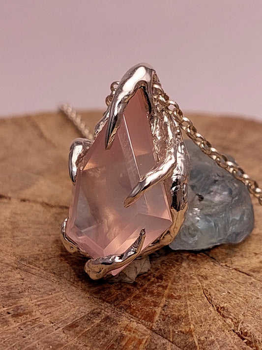 "Riflessi" ciondolo con Quarzo Rosa tagliato a Mano