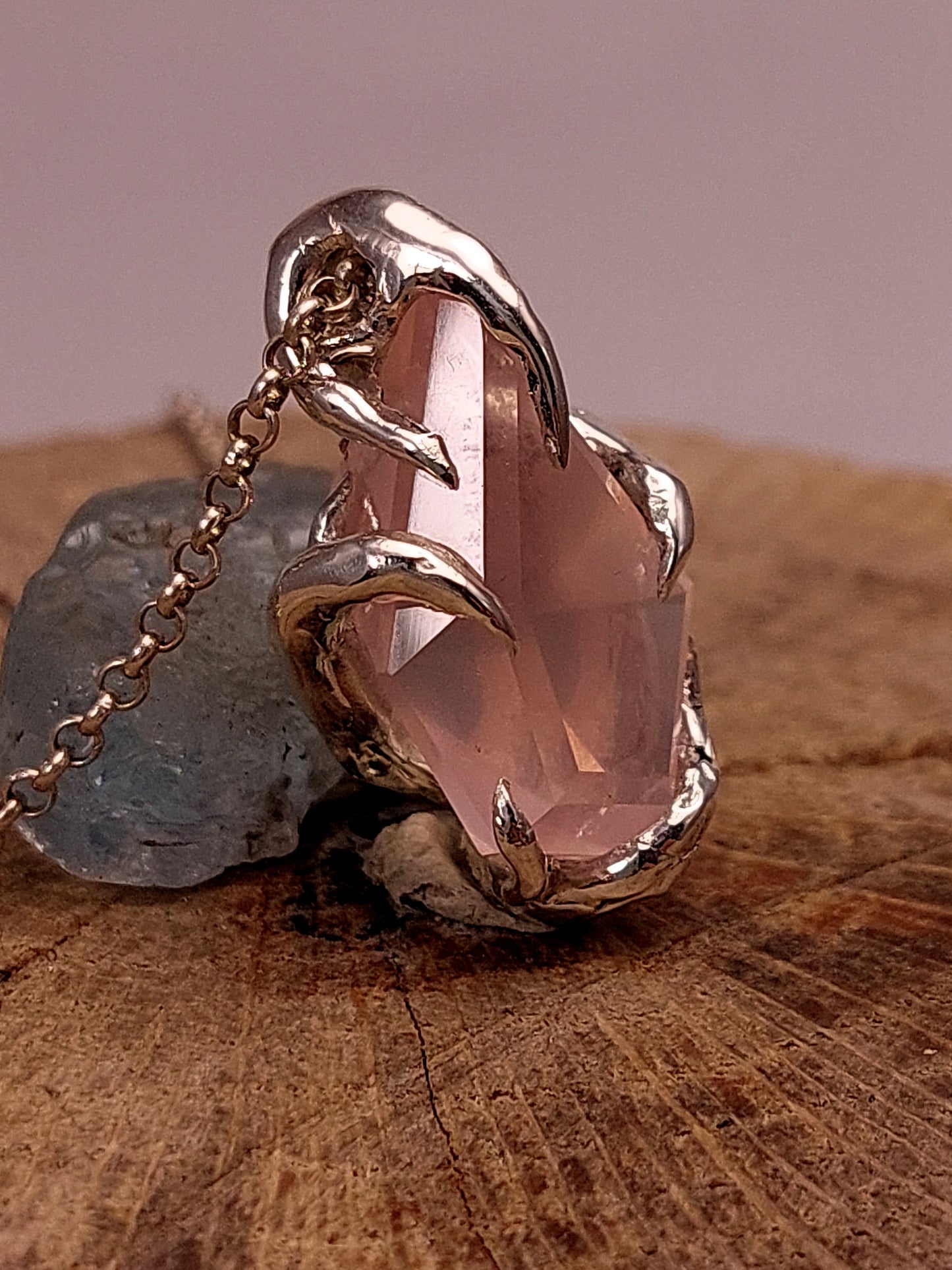 "Riflessi" ciondolo con Quarzo Rosa tagliato a Mano