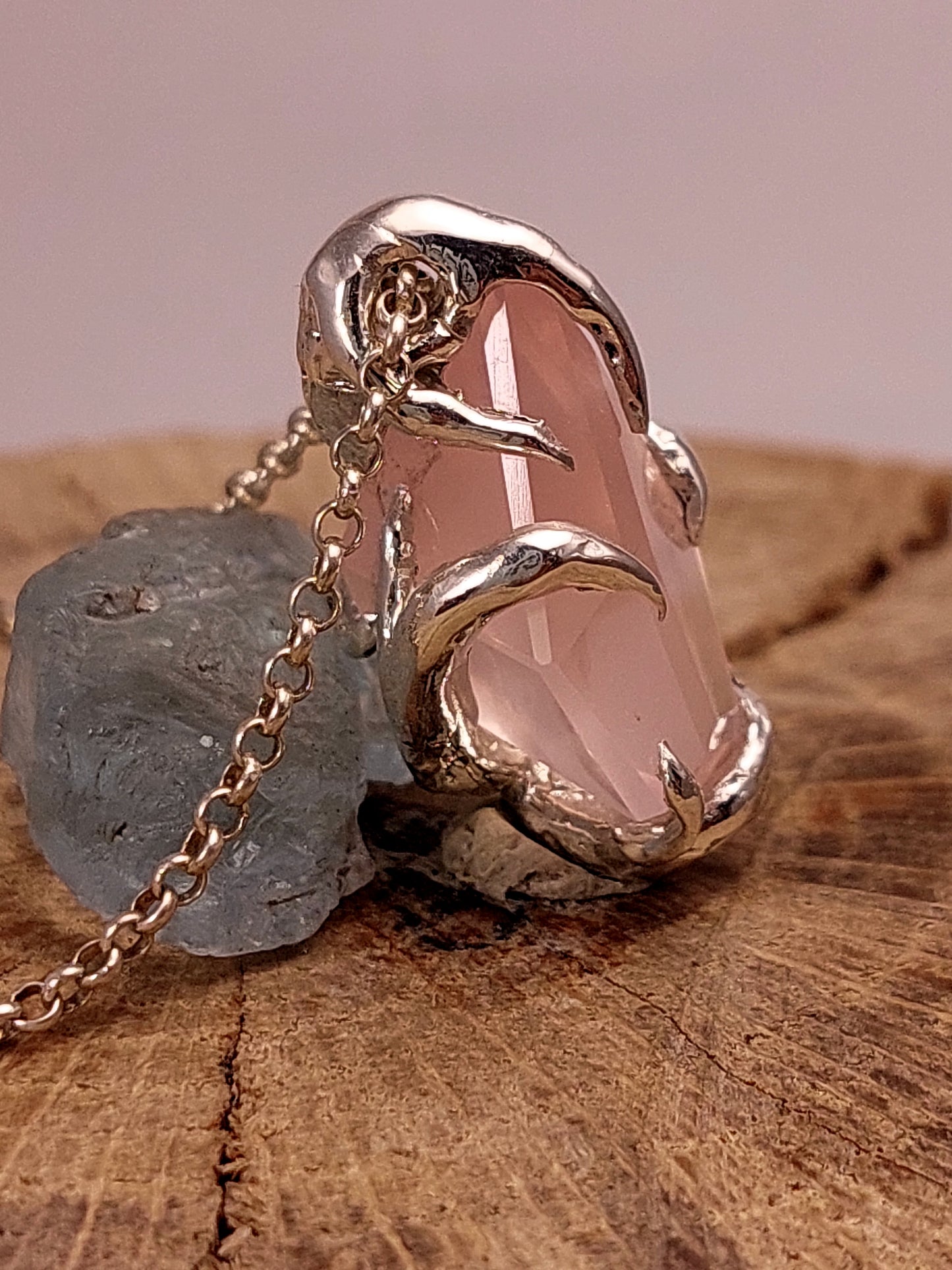 "Riflessi" ciondolo con Quarzo Rosa tagliato a Mano