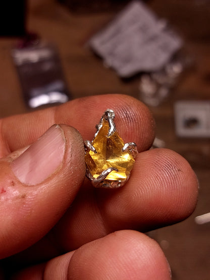 "Riflessi" ciondolo con Quarzo Citrino tagliato a Mano "Goccia Fancy"