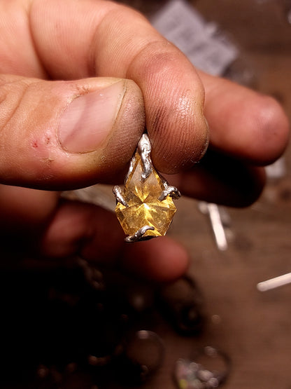 "Riflessi" ciondolo con Quarzo Citrino tagliato a Mano "Goccia Fancy"
