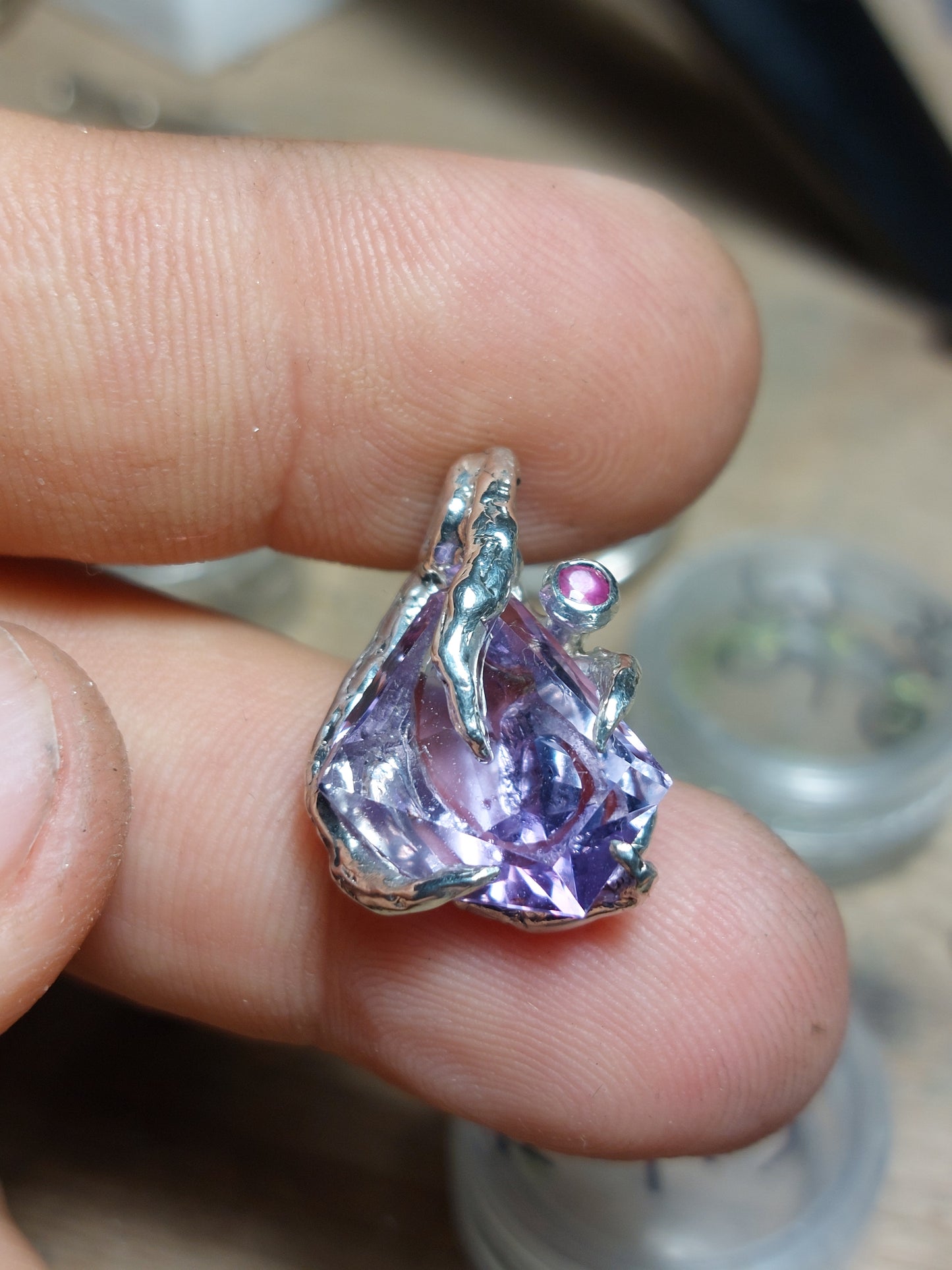 "Riflessi" ciondolo con Ametista tagliata a Mano e Rubino