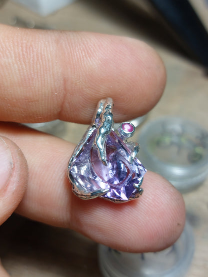 "Riflessi" ciondolo con Ametista tagliata a Mano e Rubino