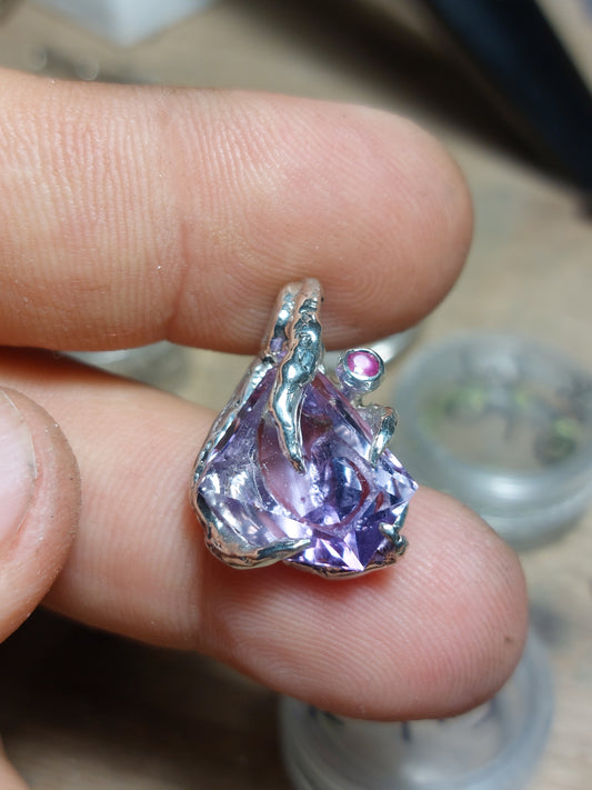 "Riflessi" ciondolo con Ametista tagliata a Mano e Rubino