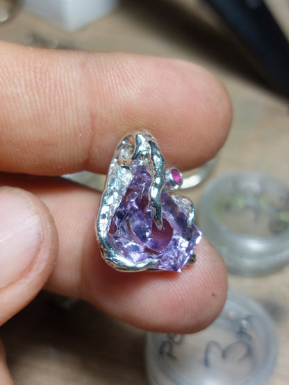 "Riflessi" ciondolo con Ametista tagliata a Mano e Rubino