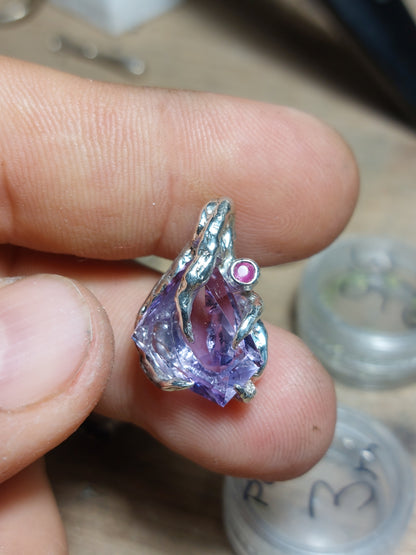"Riflessi" ciondolo con Ametista tagliata a Mano e Rubino