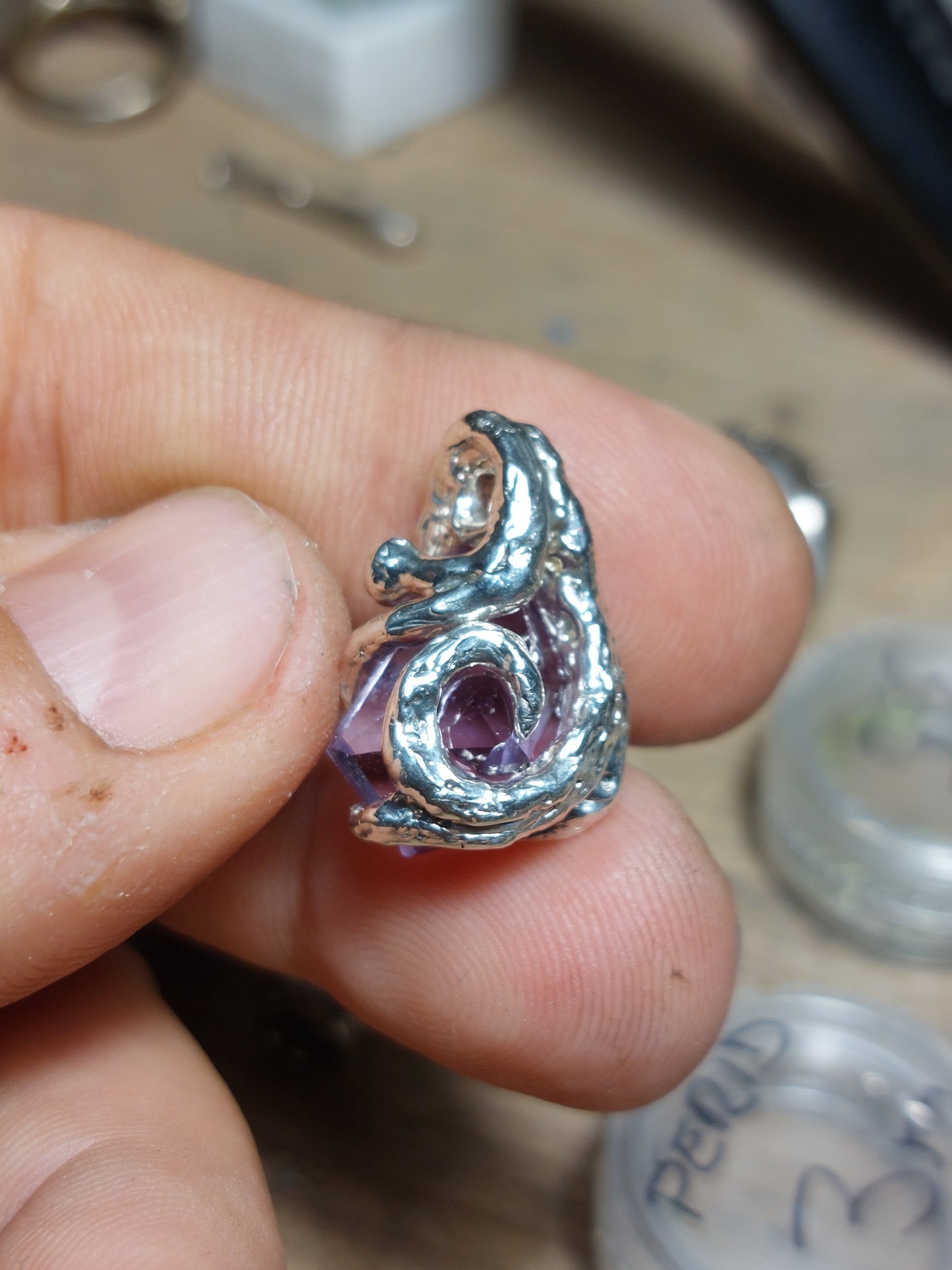 "Riflessi" ciondolo con Ametista tagliata a Mano e Rubino